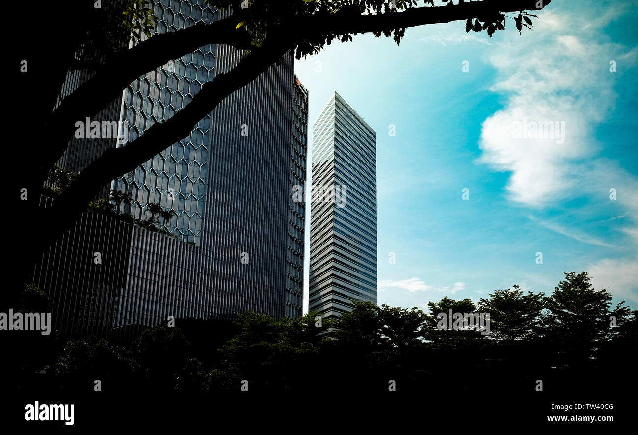 Design architettonico moderno del Duo torri e Gateway West grattacieli di Singapore downtown area di Bugis. Foto Stock