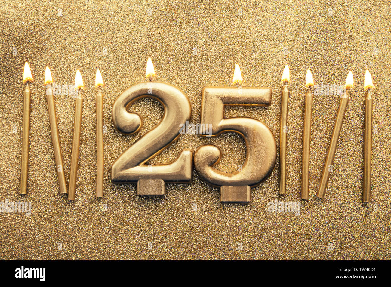 Numero 25 celebrazione oro candela su un sfondo glitter Foto Stock