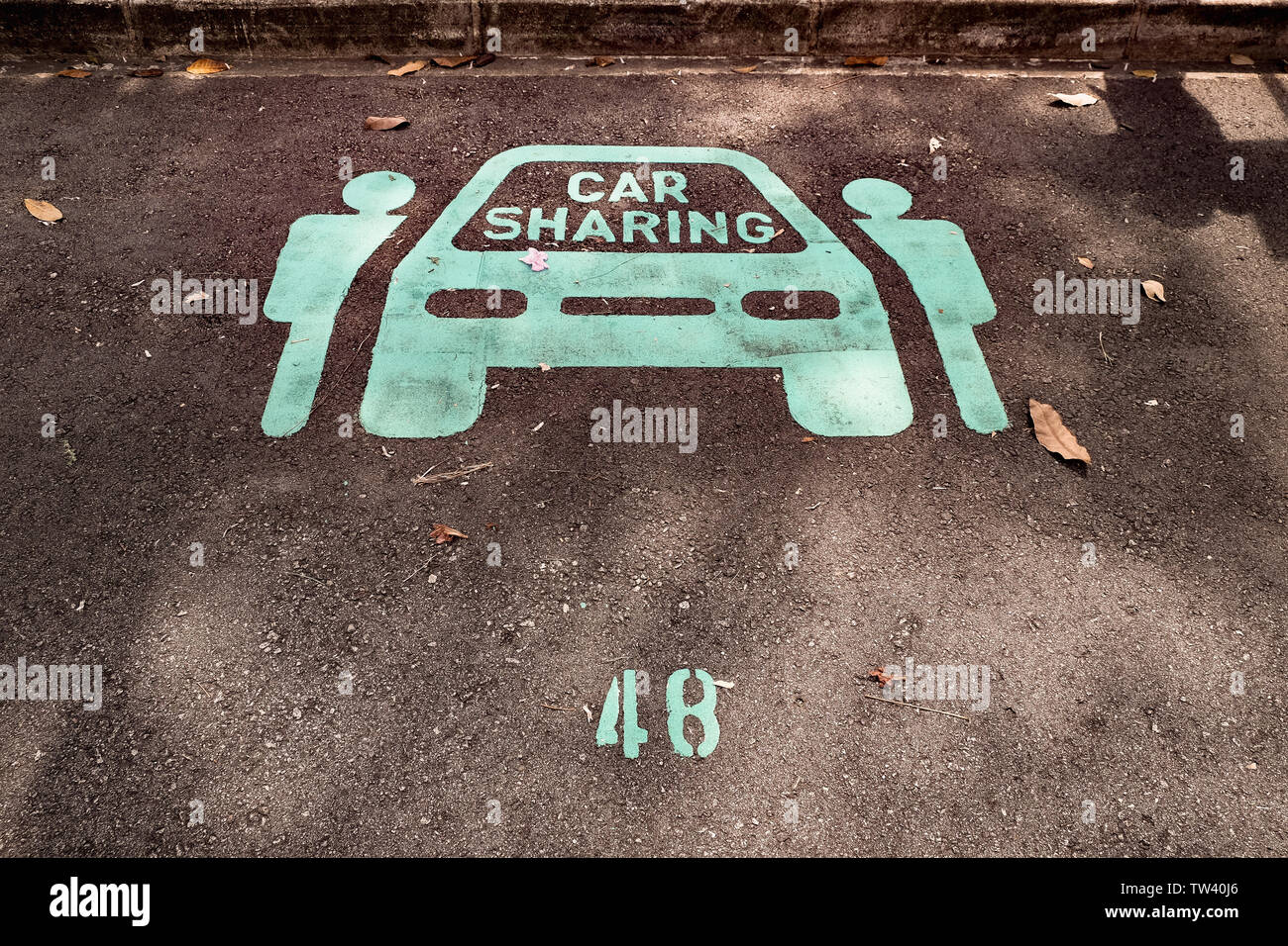 Auto da strada segno indicante dove parcheggiare e carica un self service auto di condivisione in Singapore. Vi è una rete di auto elettriche la condivisione su Singapore. Foto Stock