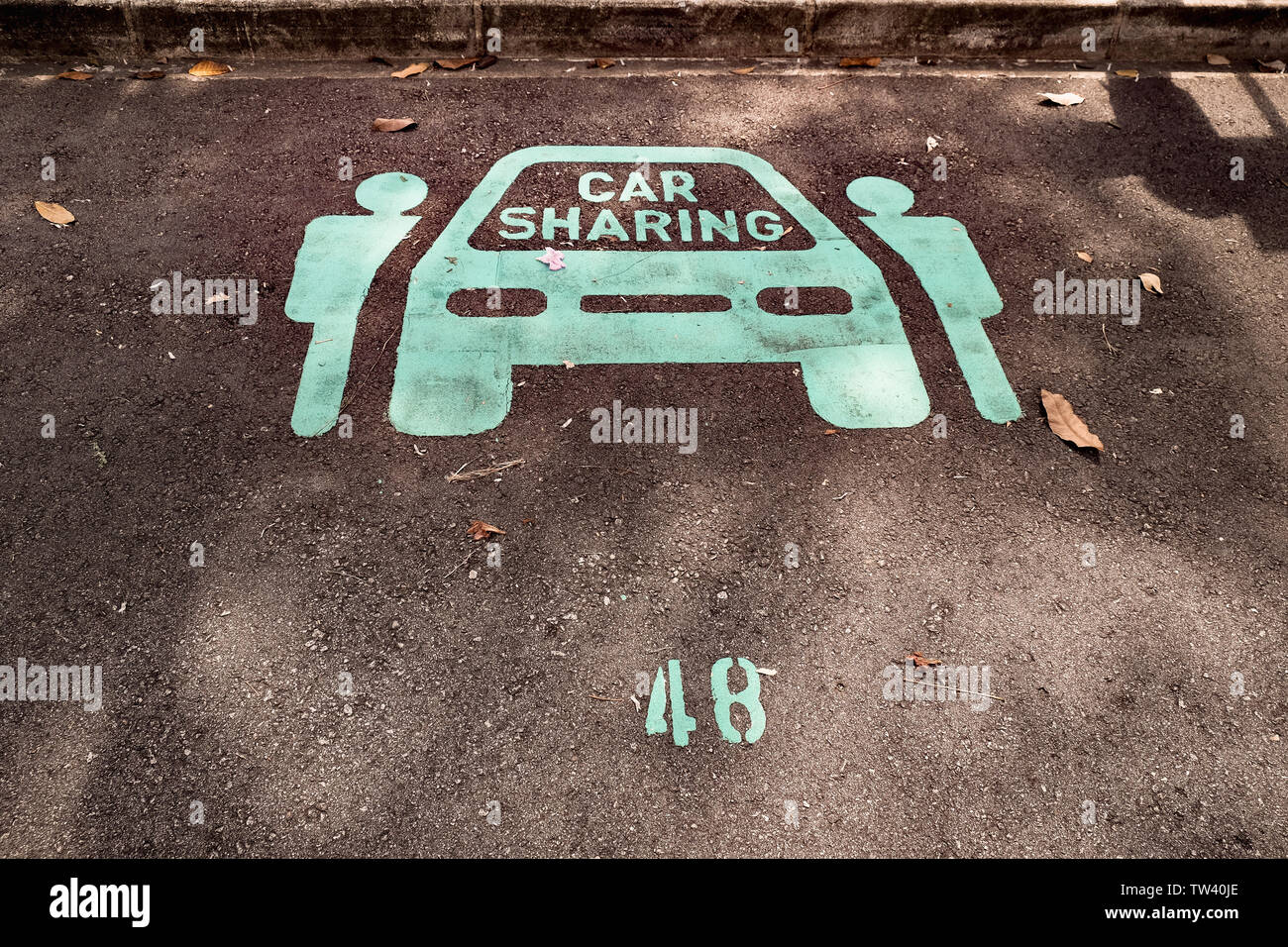 Auto da strada segno indicante dove parcheggiare e carica un self service auto di condivisione in Singapore. Vi è una rete di auto elettriche la condivisione su Singapore. Foto Stock