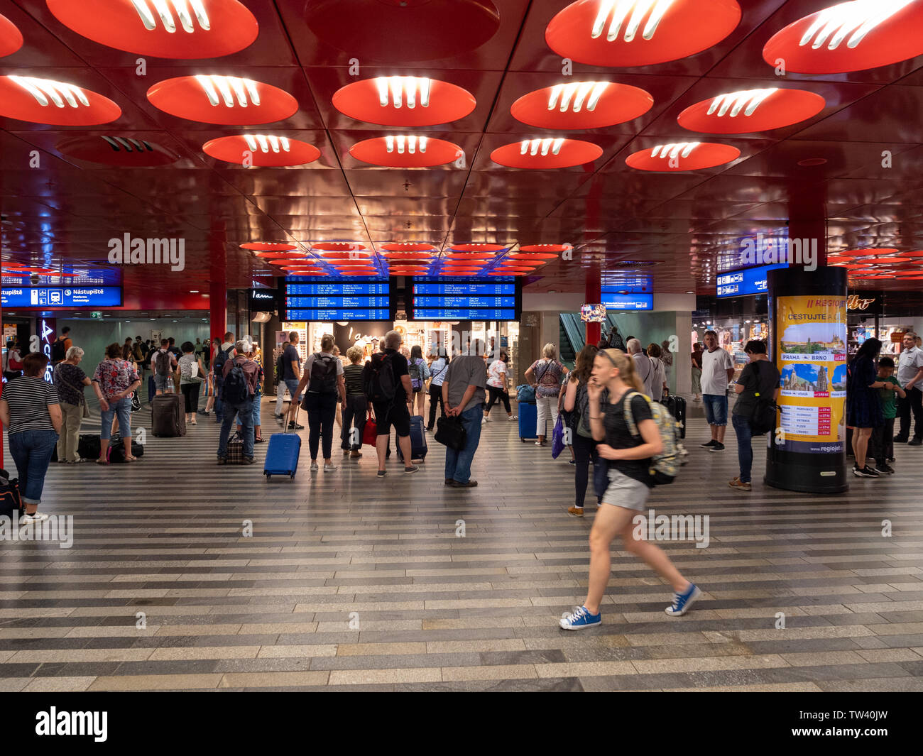 Praga, Repubblica Ceca - 10 Giugno 2019: Praga Stazione Principale interno affollato di viaggiatori. Un trafficato terminal ferroviario edificio. Foto Stock