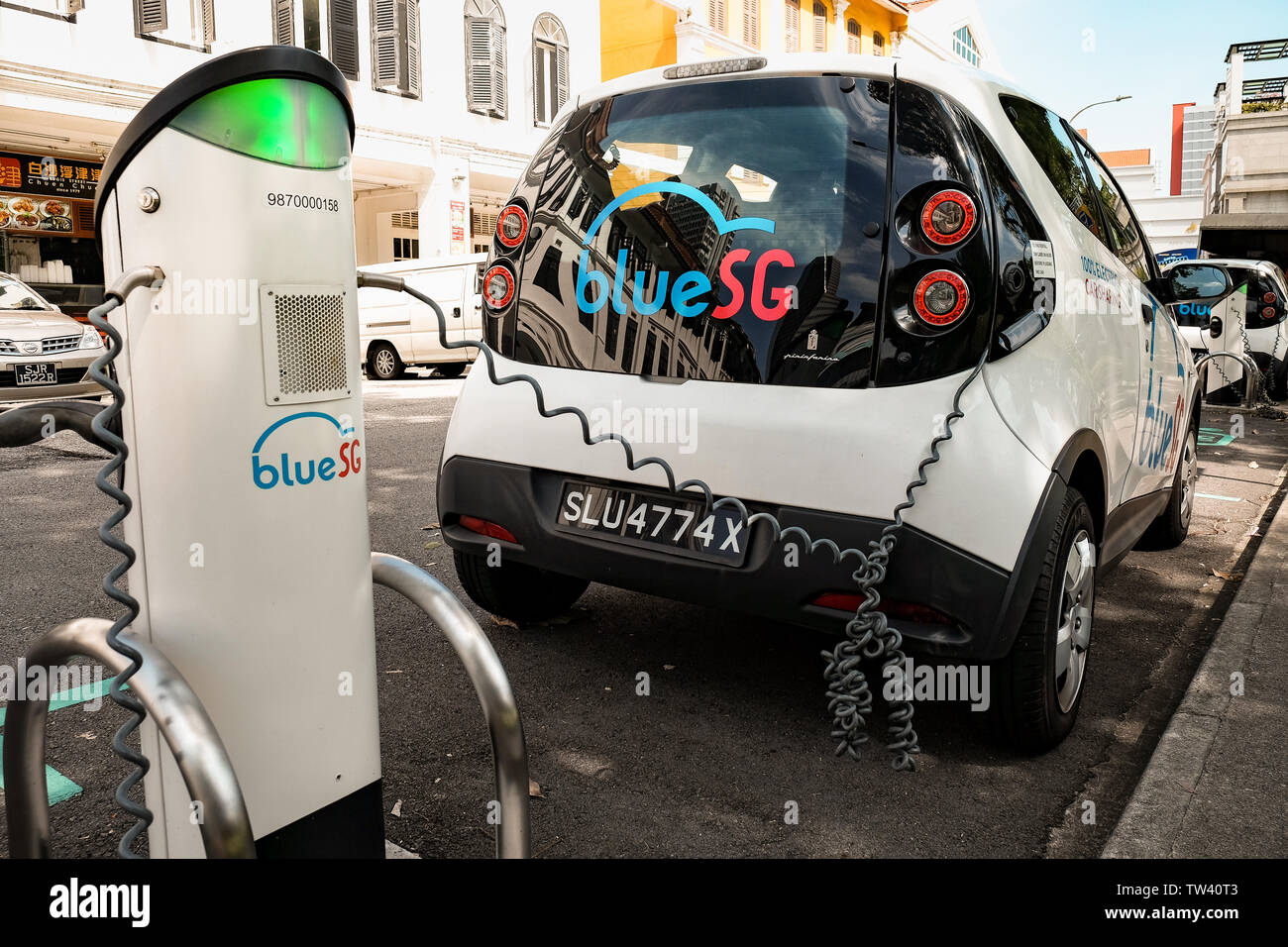 Blu SG electric car sharing scheme in Singapore con stazioni di carica che offre un inquinamento pulita libera da punto a punto della rete di trasporto. Foto Stock