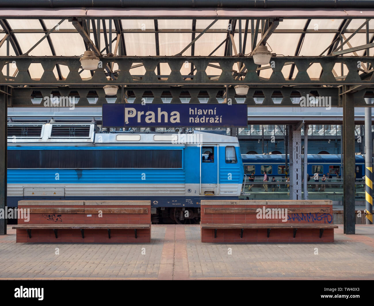 Praga, Repubblica Ceca - 10 Giugno 2019: la piattaforma di Praga la stazione principale e una stazione del Cesky Drahy, le ferrovie ceche. Foto Stock
