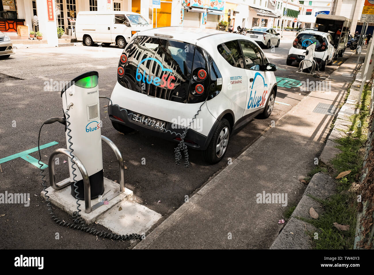 Blu SG electric car sharing scheme in Singapore con stazioni di carica che offre un inquinamento pulita libera da punto a punto della rete di trasporto. Foto Stock