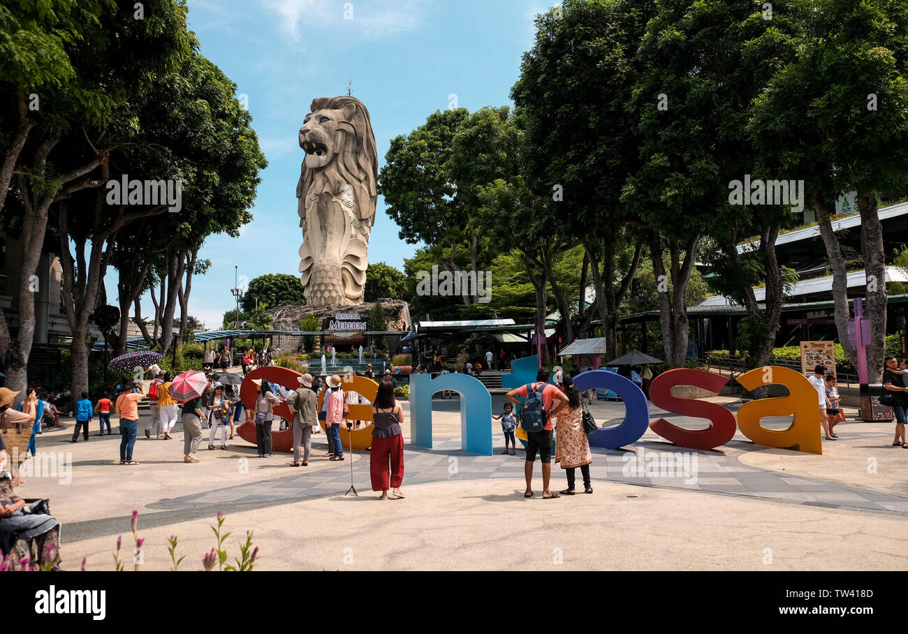 Il Sentosa Merlion 37 metro di altezza torre di avvistamento che raffigura la mitica creatura con un Lions Head e corpo di pesce con viste a 360 gradi sull'isola. Foto Stock