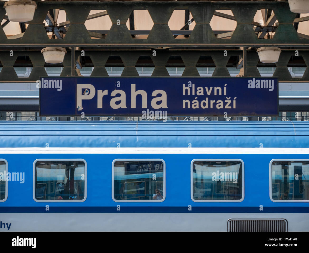 Praga, Repubblica Ceca - 10 Giugno 2019: la piattaforma di Praga la stazione principale e una stazione del Cesky Drahy, le ferrovie ceche. Foto Stock