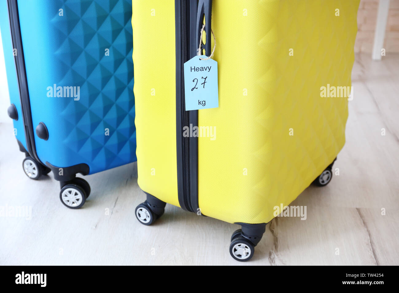 Etichetta sulla valigia pesante. Bagagli concetto sovrappeso Foto Stock