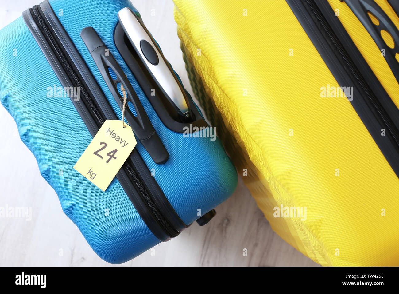 Etichetta sulla valigia pesante. Bagagli concetto sovrappeso Foto Stock