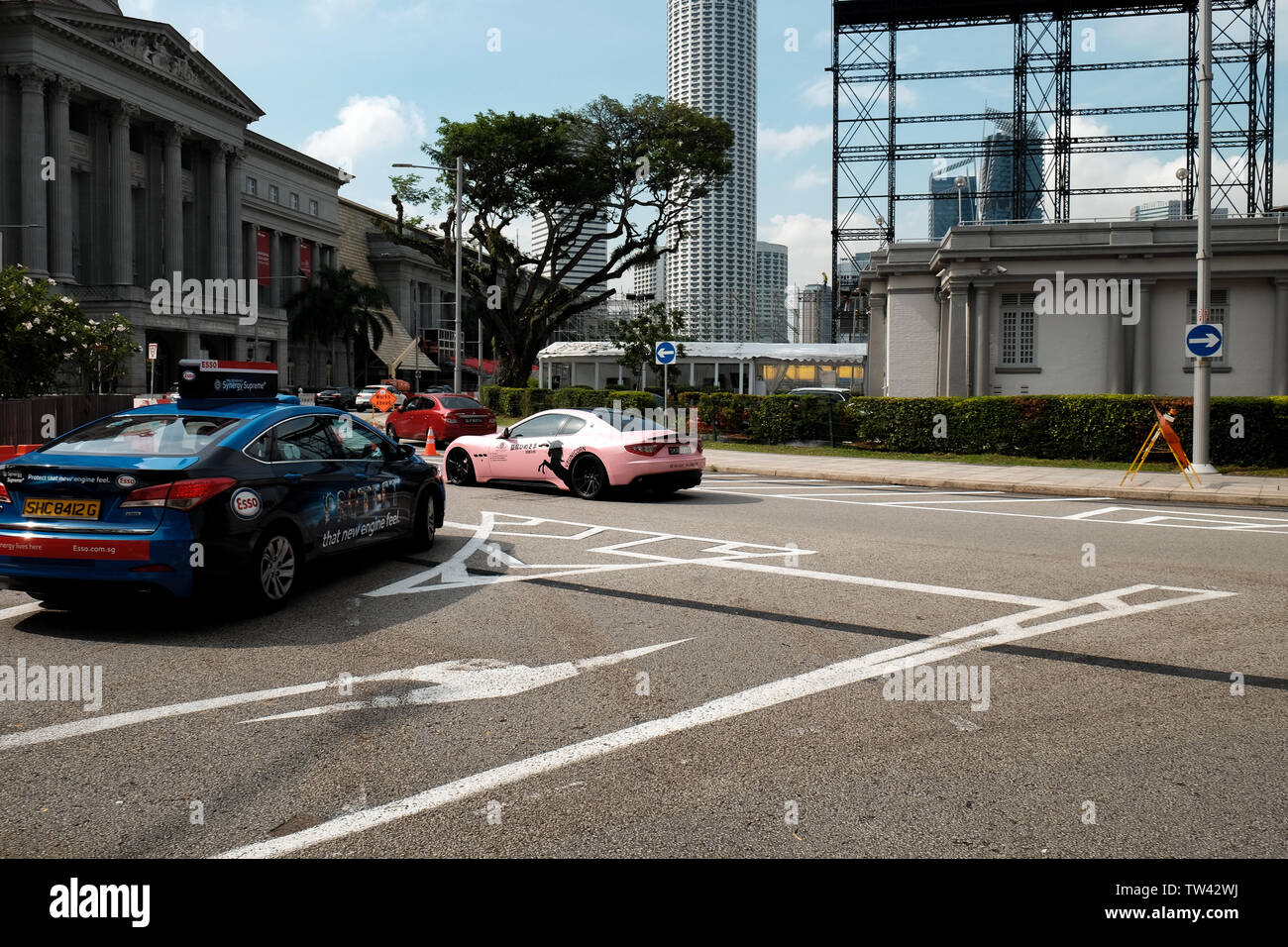 Una rosa personalizzata Maserati super car di colore rosa chiamato V8 unicorn sulle strade di Singapore. Foto Stock