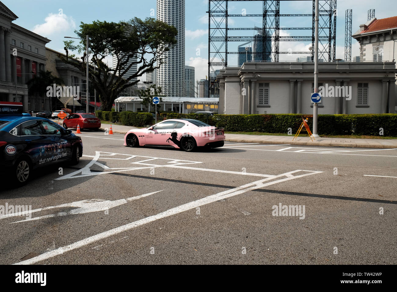 Una rosa personalizzata Maserati super car di colore rosa chiamato V8 unicorn sulle strade di Singapore. Foto Stock