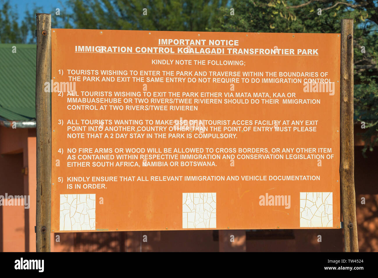 Informazioni importanti il segno bordo o bacheca la visualizzazione di testo o parole riguardo al controllo dell'immigrazione a Kgalagadi Parco transfrontaliero in Sud Africa Foto Stock