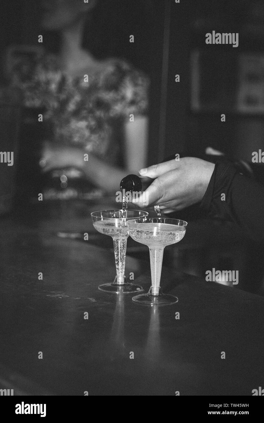 Versando Champagne Foto Stock