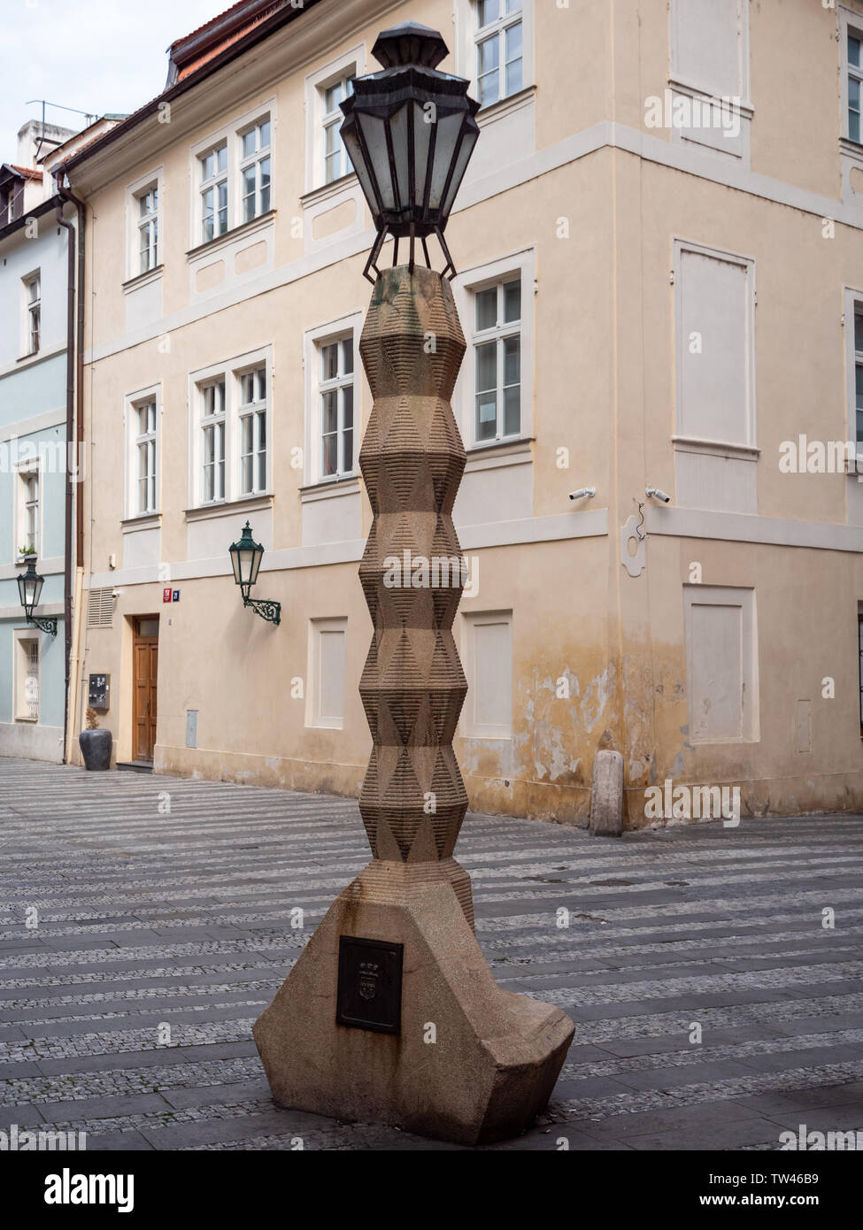 Lampada cubista Post su Jungmann Square a Praga. Presumibilmente il solo Lanterna cubista nel mondo, ideato da Emil Kralicek nel 1912. Foto Stock