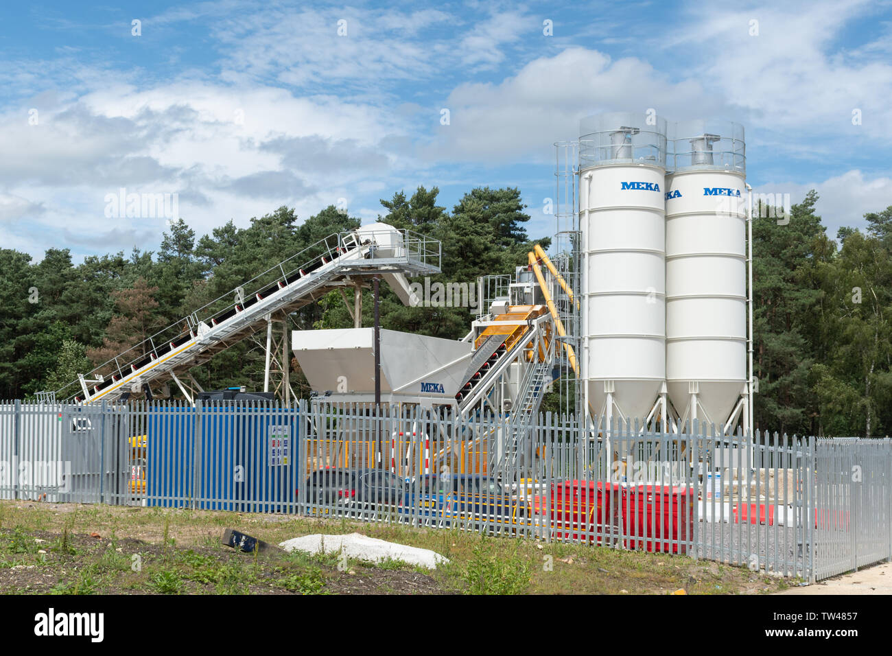 Meka Ready Mix Concrete la dosatura di impianto per la produzione di calcestruzzo per l'edilizia nei pressi di Bordon, Hampshire, Regno Unito Foto Stock