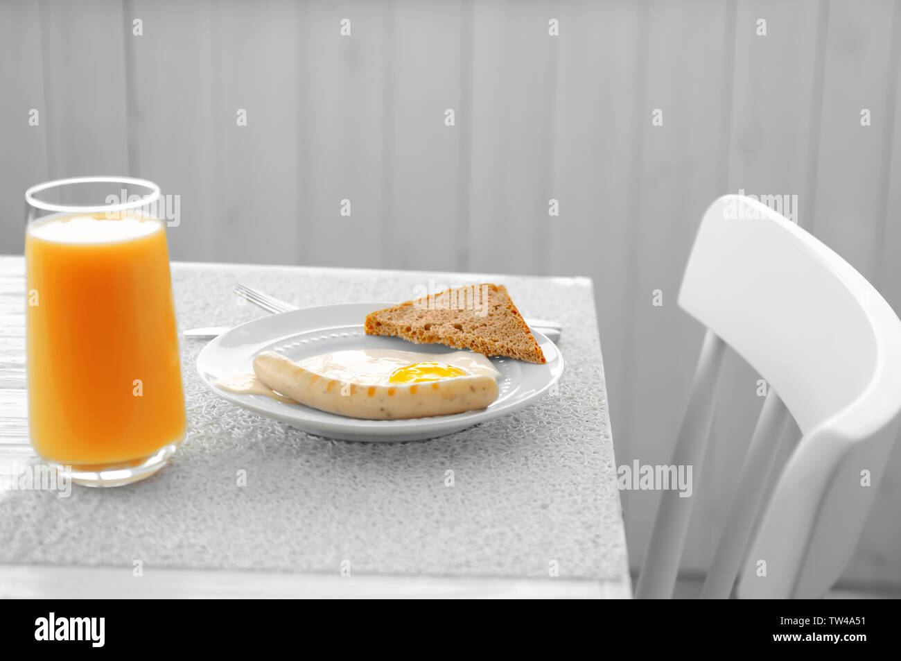 La deliziosa prima colazione con più facilità di uovo sulla tabella di cucina Foto Stock