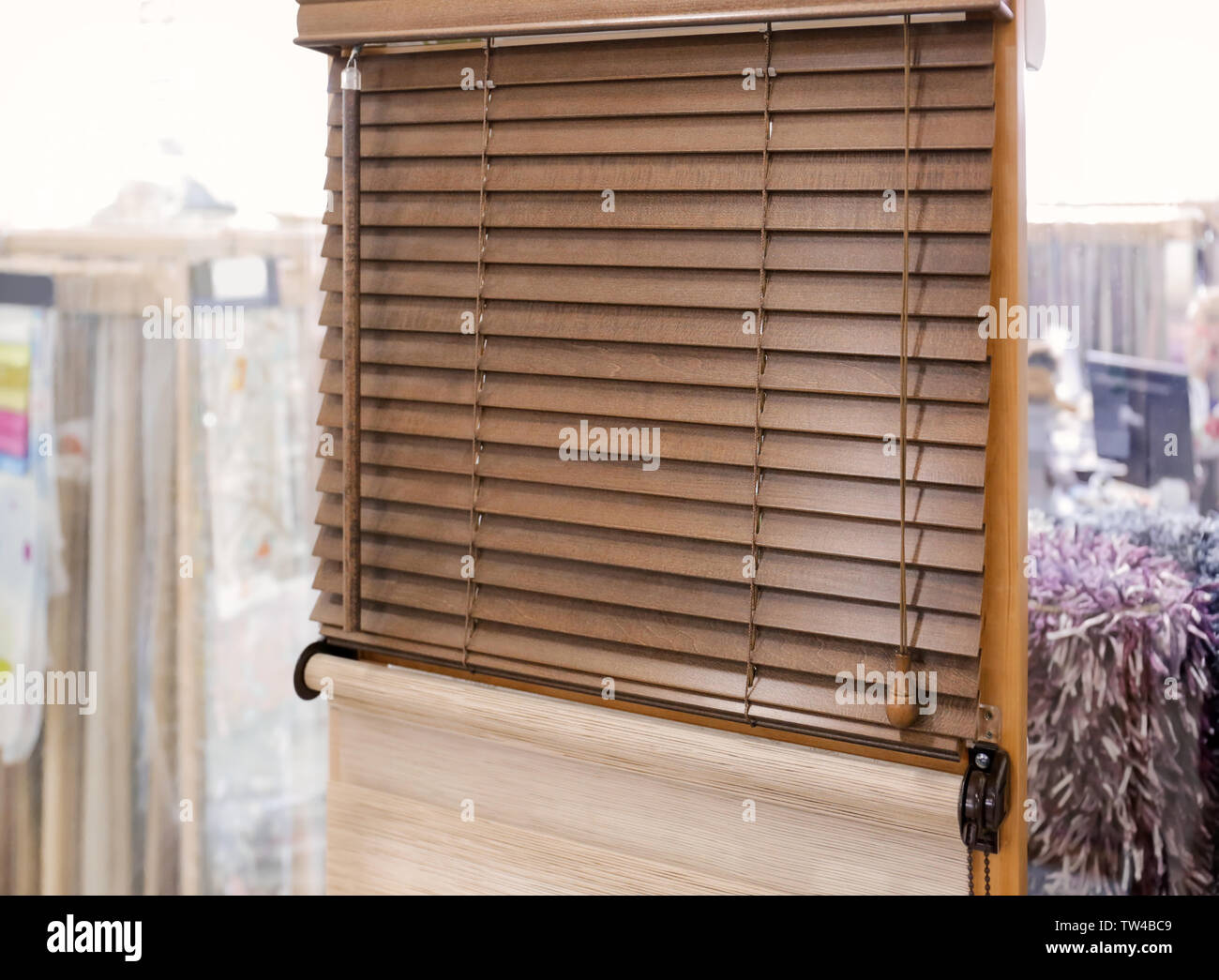 Moderna ciechi in legno per la casa e ufficio in negozio Foto Stock Moderna ciechi in legno per la casa e ufficio in negozio Foto Stock