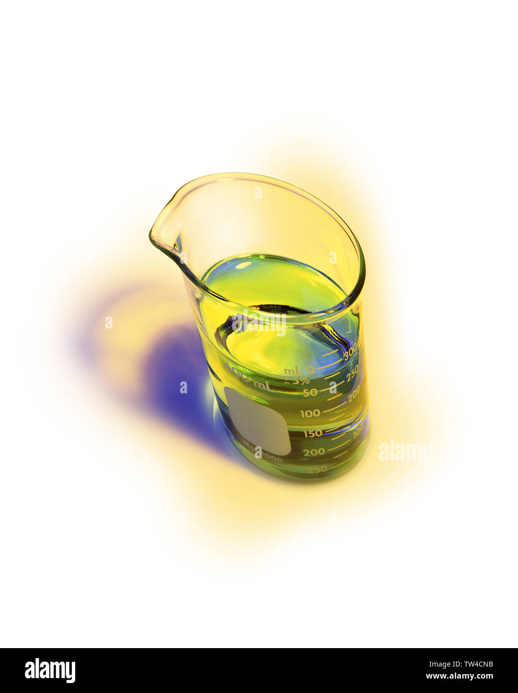 A titolo illustrativo distorta ad angolo ampio bicchiere chimica con colore  verde brillante soluzione su alone giallo con sfondo bianco Foto stock -  Alamy
