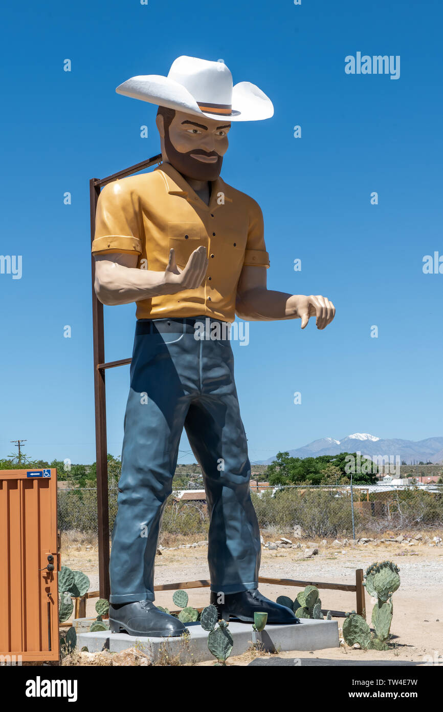 Big Josh è di venti piedi cowboy statua in Yucca Valley, California Foto Stock