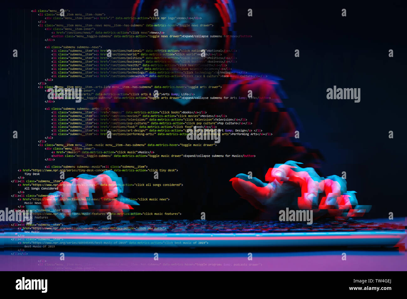 Hacker che lavora con il computer in camera oscura con interfaccia digitale intorno a. Immagine con effetto di glitch. Foto Stock