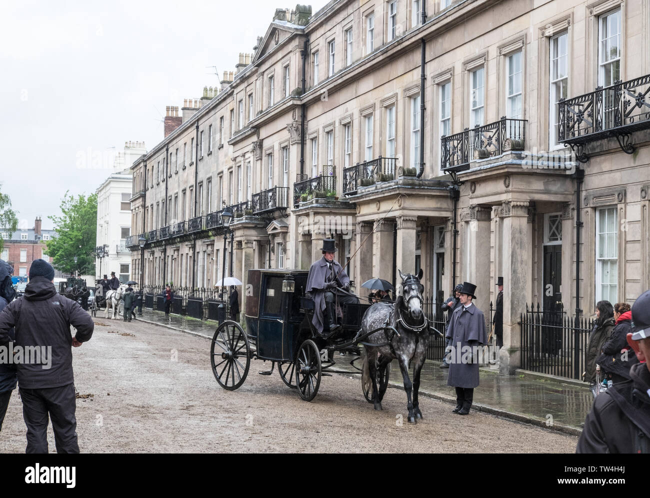 Troupe,catturare,filmato,set cinematografico,Netflix,serie,"Il gioco inglese' Liverpool,Nord,Nord,città,Merseyside,l'Inghilterra,inglese,GB,Gran Bretagna,British,l'Europa, Foto Stock
