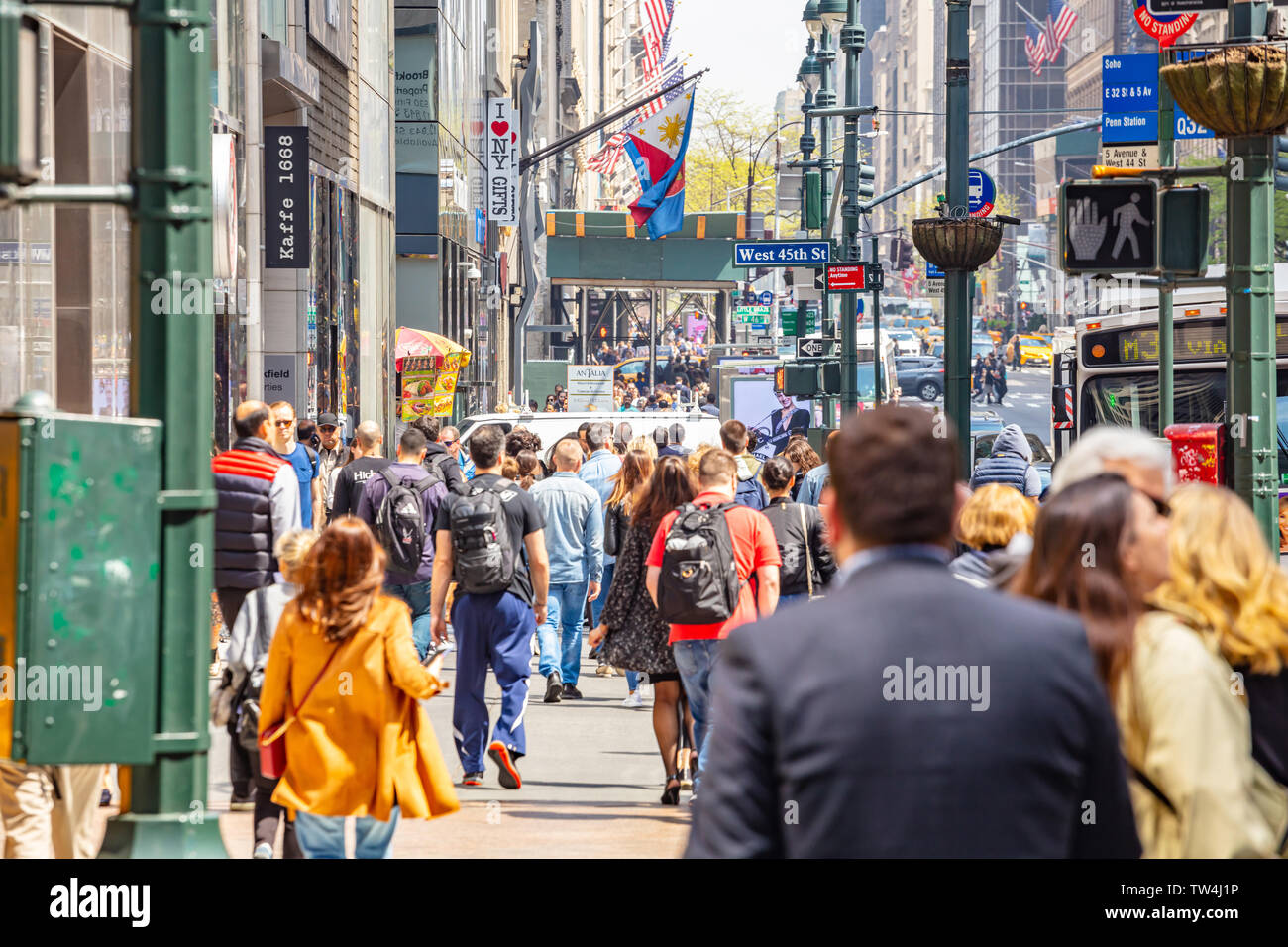 Stati Uniti d'America, New York, strade di Manhattan. Il 2 maggio 2019. Grattacieli e strade affollate, automobili e gente occupata il centro a piedi Foto Stock