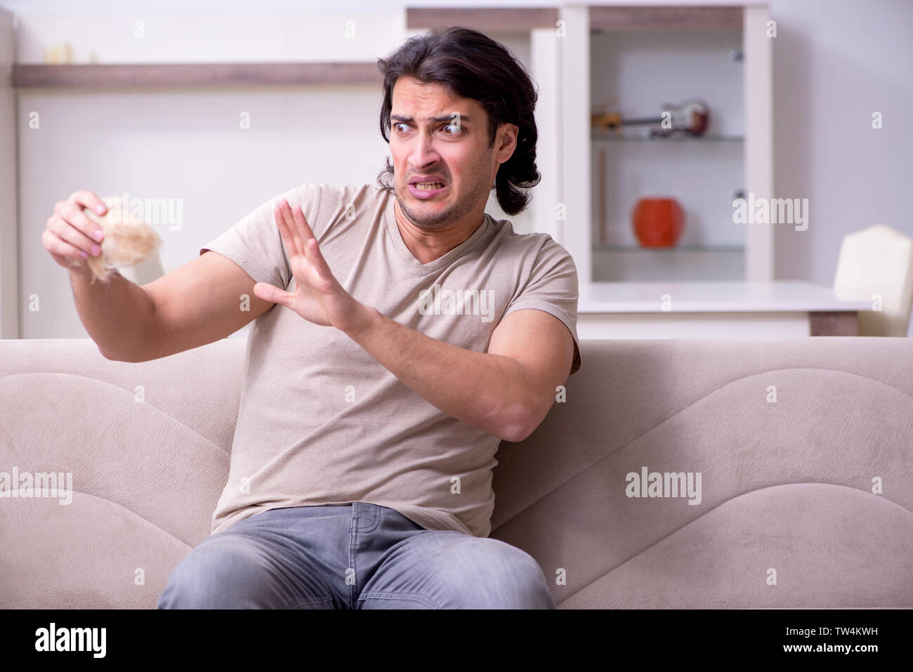 Giovane uomo che soffre di allergie Foto Stock