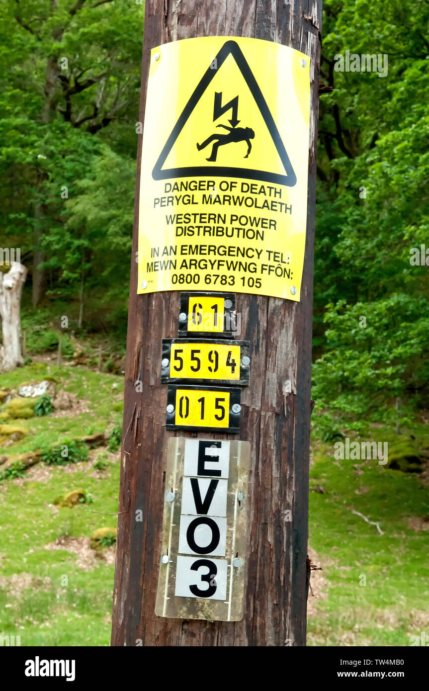 Firmare le avvertenze sui pericoli di elettricità. Foto Stock