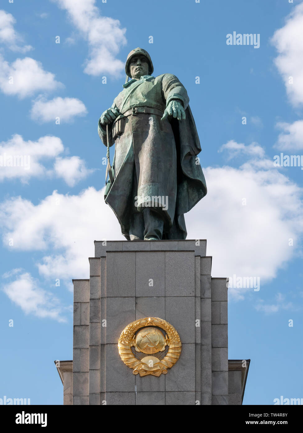 Berlino, Germania - Giugno 8, 2019: Statua di un soldato sovietico alla guerra sovietica Memorial in Berlin-Tiergarten in estate Foto Stock