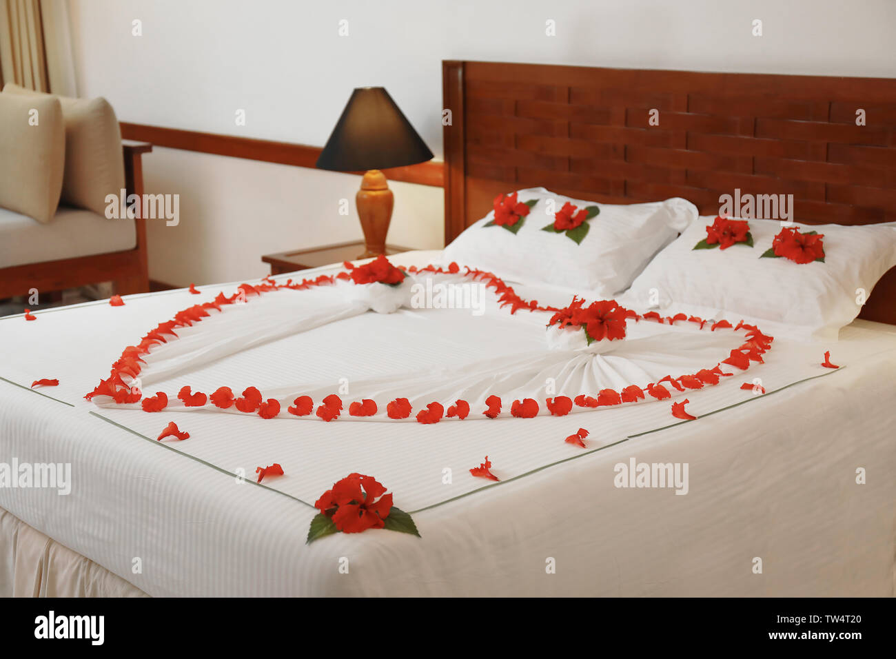 Letto matrimoniale decorata con cuore di fiori in camera in hotel Foto  stock - Alamy