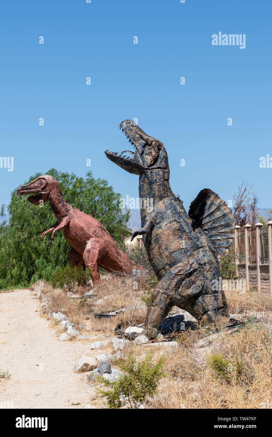Sculture di dinosauri su 29 palme in autostrada in Yucca Valley, California Foto Stock