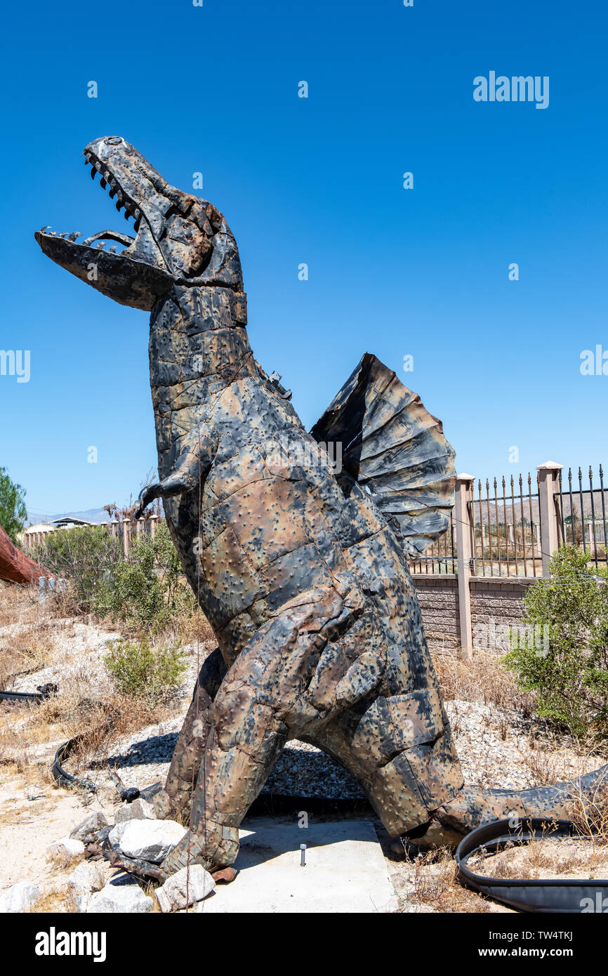 Scultura di dinosauro su 29 palme in autostrada in Yucca Valley, California Foto Stock