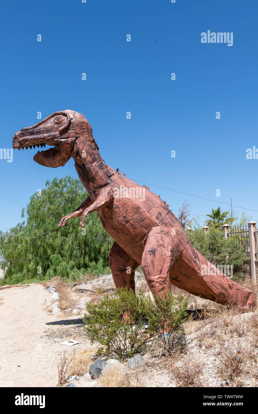 Tyrannosaurus Rex dinosauro scultura su 29 palme in autostrada in Yucca Valley, California Foto Stock