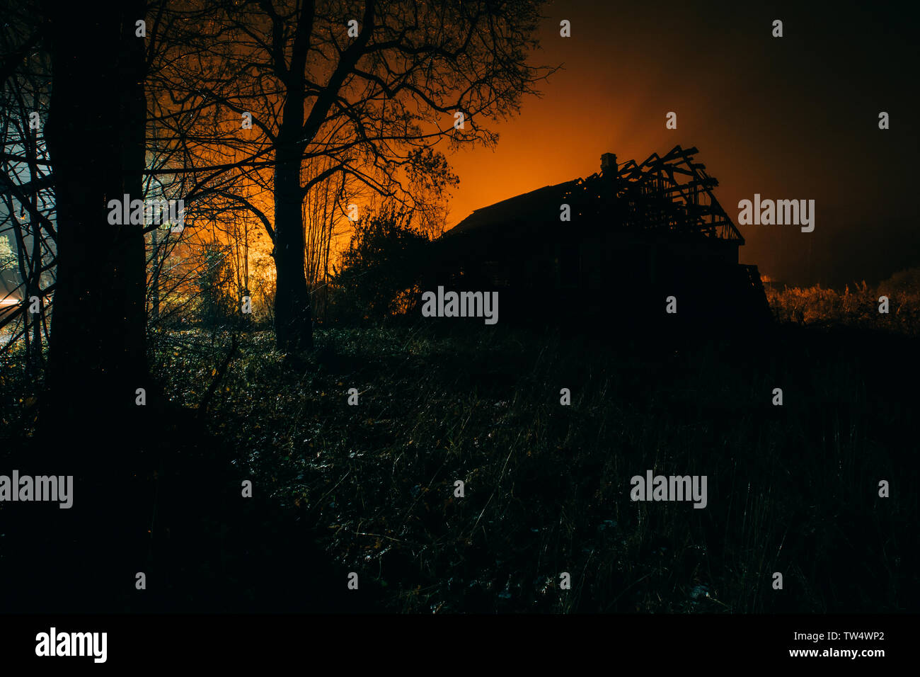 Vecchia casa in rovina di notte in autunno Foto Stock