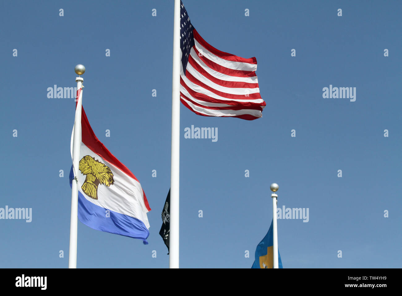 La bandiera degli Stati Uniti e della Contea del Sussex battenti bandiera a Rehoboth Beach, DE, STATI UNITI D'AMERICA Foto Stock