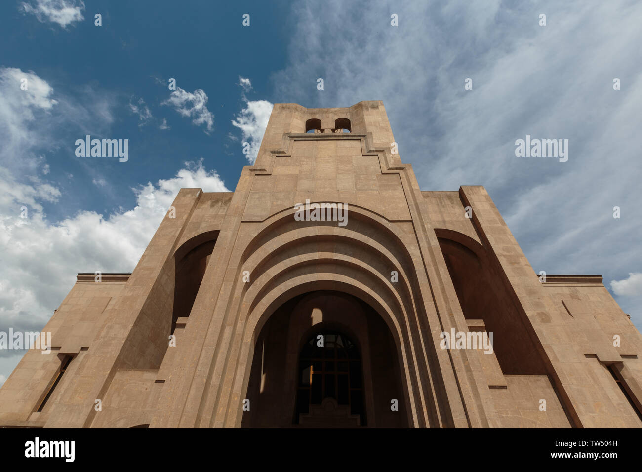 Grande e alto chiesa armena costruito di pietre contro il cielo Foto Stock