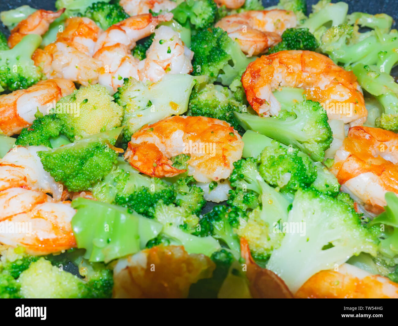Primo piano della tailandese, cinese tradizionale cibo sano stir-broccoli fritti con gamberetti o gamberi. Foto Stock