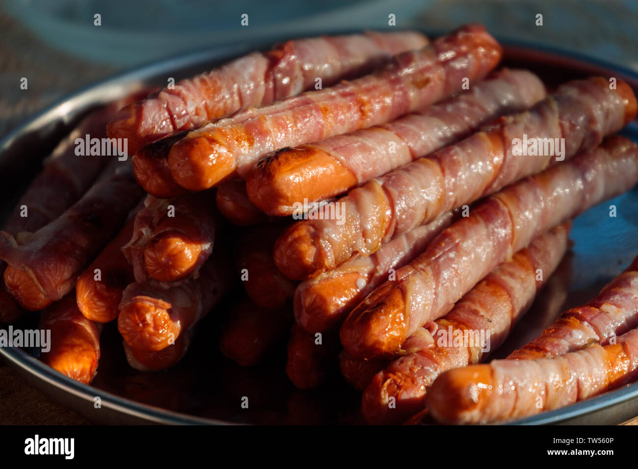 Sacco di salsicce fritte avvolte in prosciutto Foto Stock