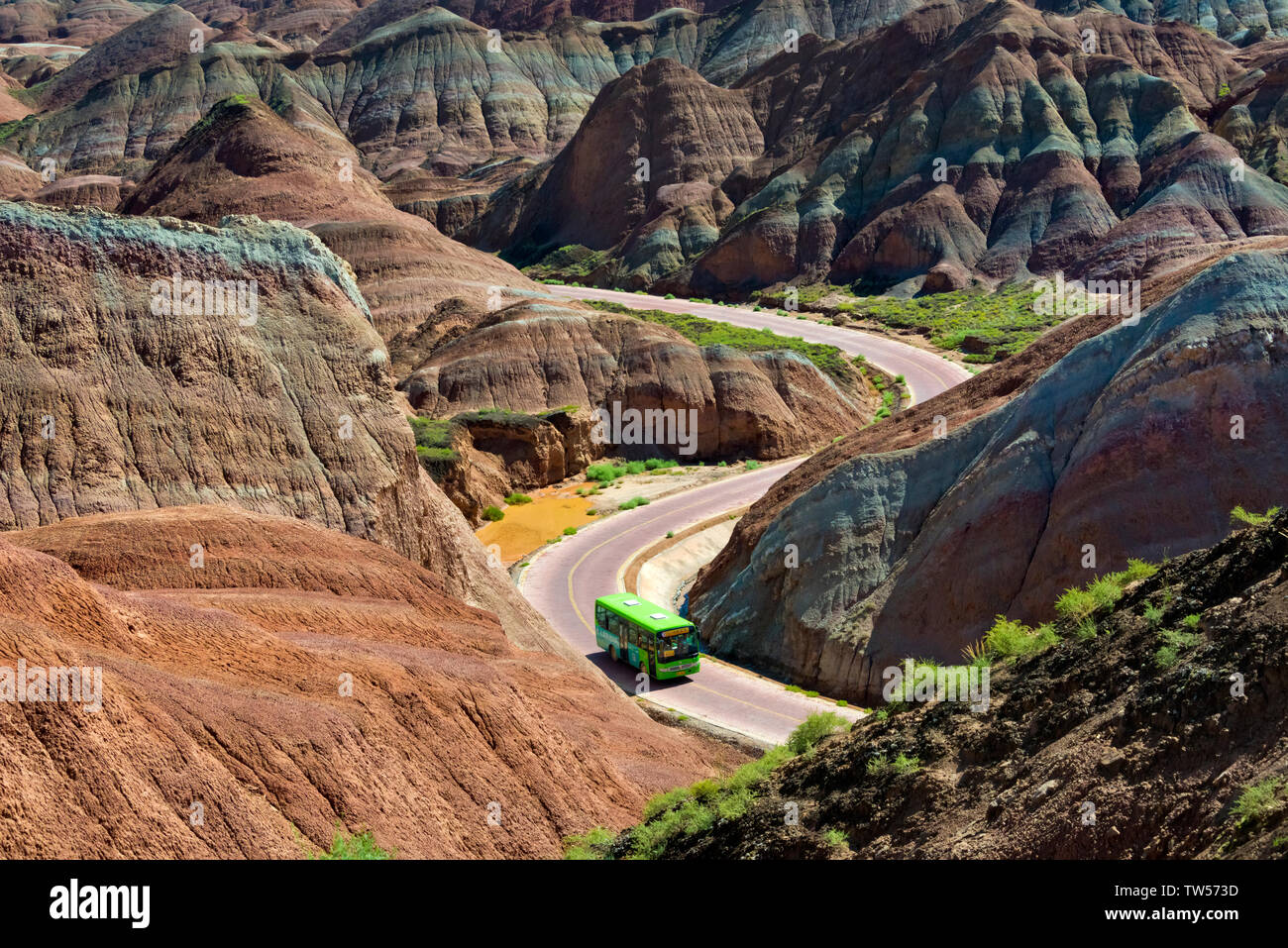 Una tortuosa strada attraverso le montagne colorate in Zhangye Geoparco nazionale, Zhangye, provincia di Gansu, Cina Foto Stock