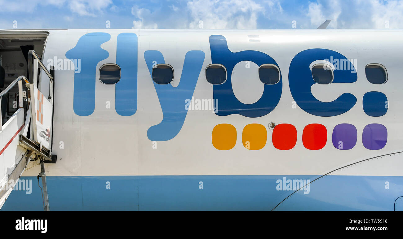 Milano, Italia - Giugno 2019: Close up Flybe logo sul lato di un Embraer E175 jet. La compagnia aerea è ora di proprietà di collegare Airways Foto Stock