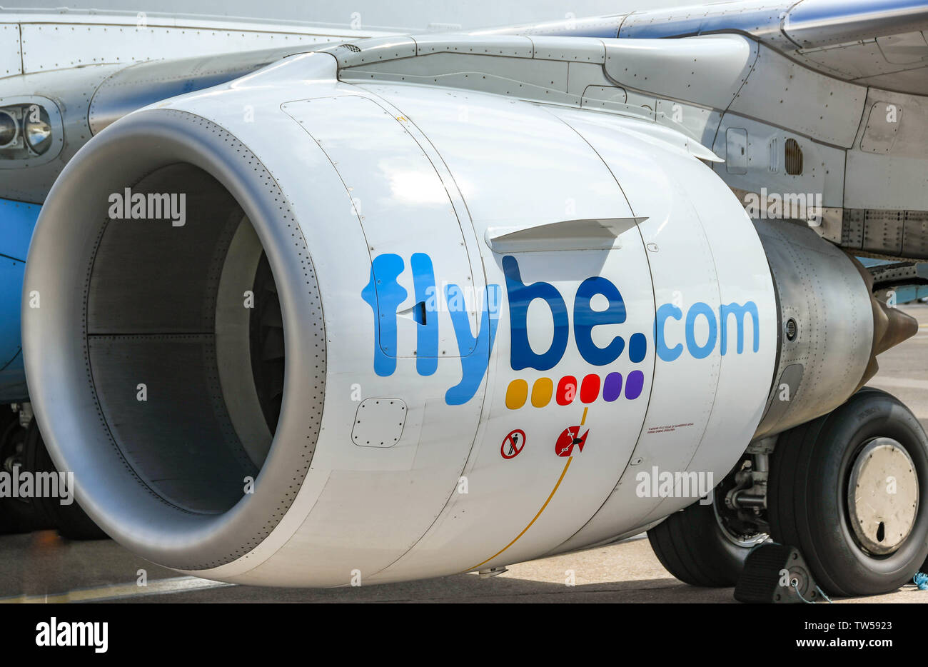 CARDIFF WALES AIRPORT - Giugno 2019: Close up Flybe logo sul cofano del motore di un Embraer E175 jet. Foto Stock