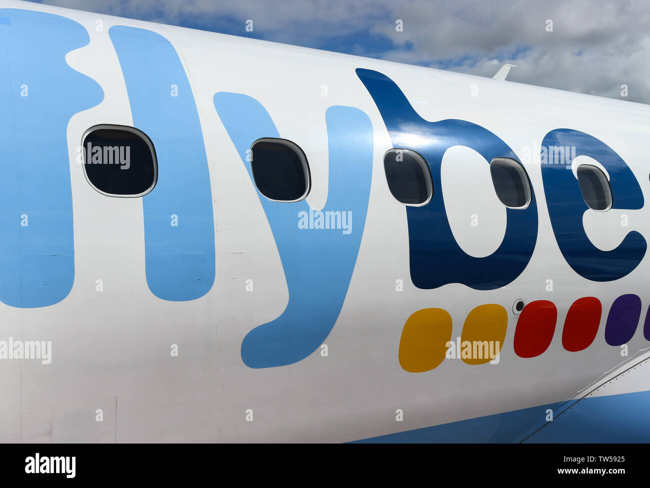Milano, Italia - Giugno 2019: Close up Flybe logo sul lato di un Embraer E175 jet. La compagnia aerea è ora di proprietà di collegare Airways Foto Stock