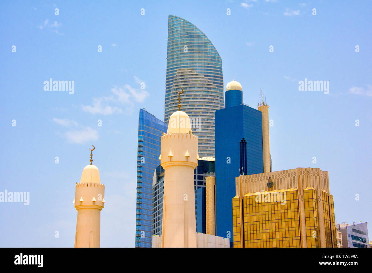 Moschea con alto moderno sorge nel centro cittadino di Abu Dhabi, Emirati Arabi Uniti Foto Stock