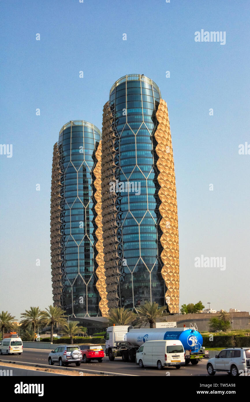 Moderno ed alto sorge, Abu Dhabi, Emirati Arabi Uniti Foto Stock