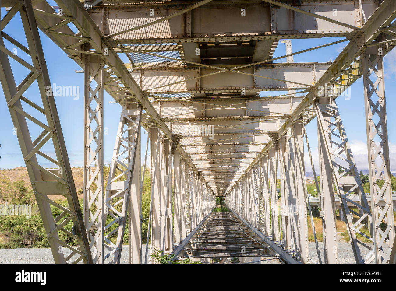 La vista interna di un acciaio ponte ferroviario, una parte della ferrovia panoramica percorso sulla South Island, in Nuova Zelanda Foto Stock