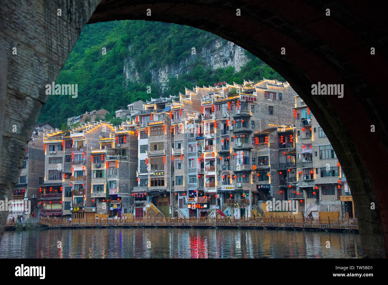 Case tradizionali lungo il fiume Wuyang, Zhenyuan, Guizhou, Cina Foto Stock