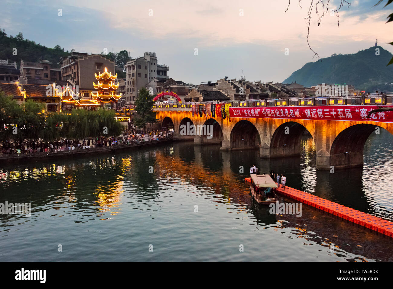 Vista notturna del ponte e il padiglione sul fiume Wuyang, Zhenyuan, Guizhou, Cina Foto Stock