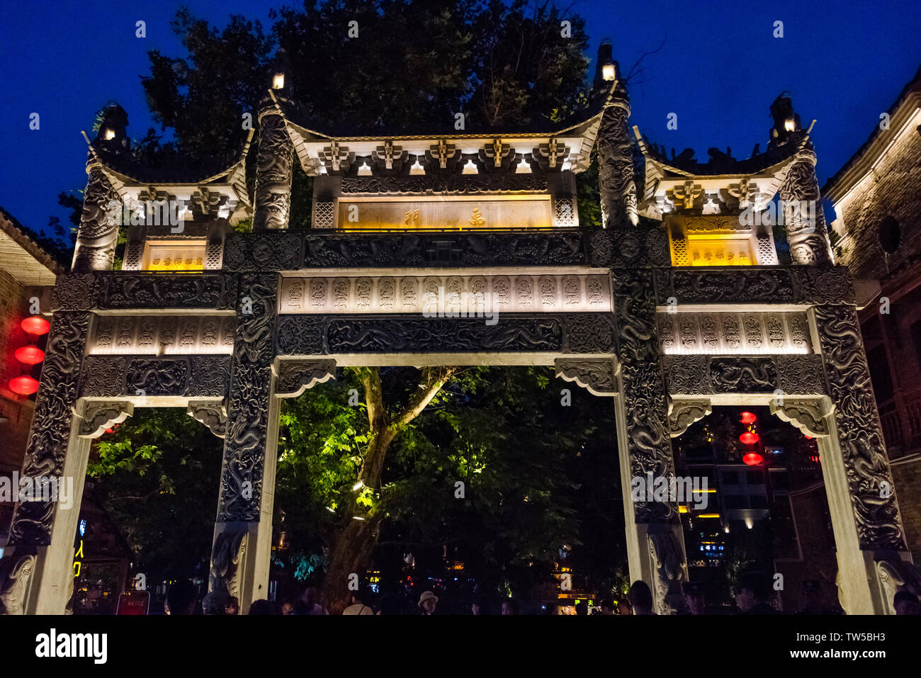 Vista notturna di memorial archway nella città vecchia, Zhenyuan, Guizhou, Cina Foto Stock