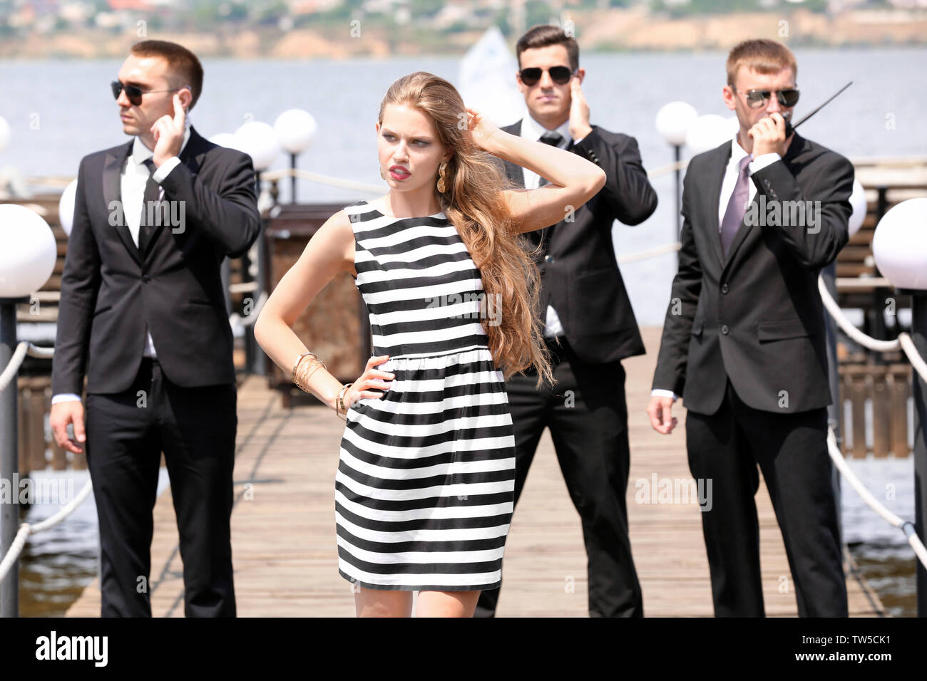 Giovani celebrità con guardie del corpo esterno Foto Stock