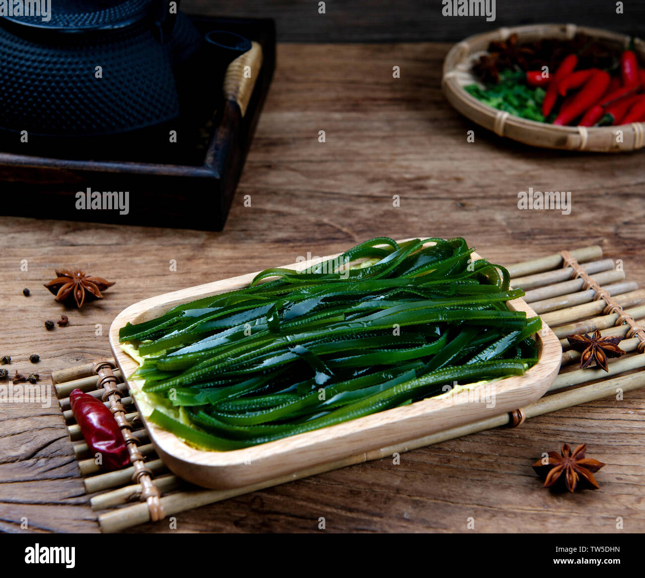 Hot pot piccante ingredienti seta kelp kelp nodo Foto Stock