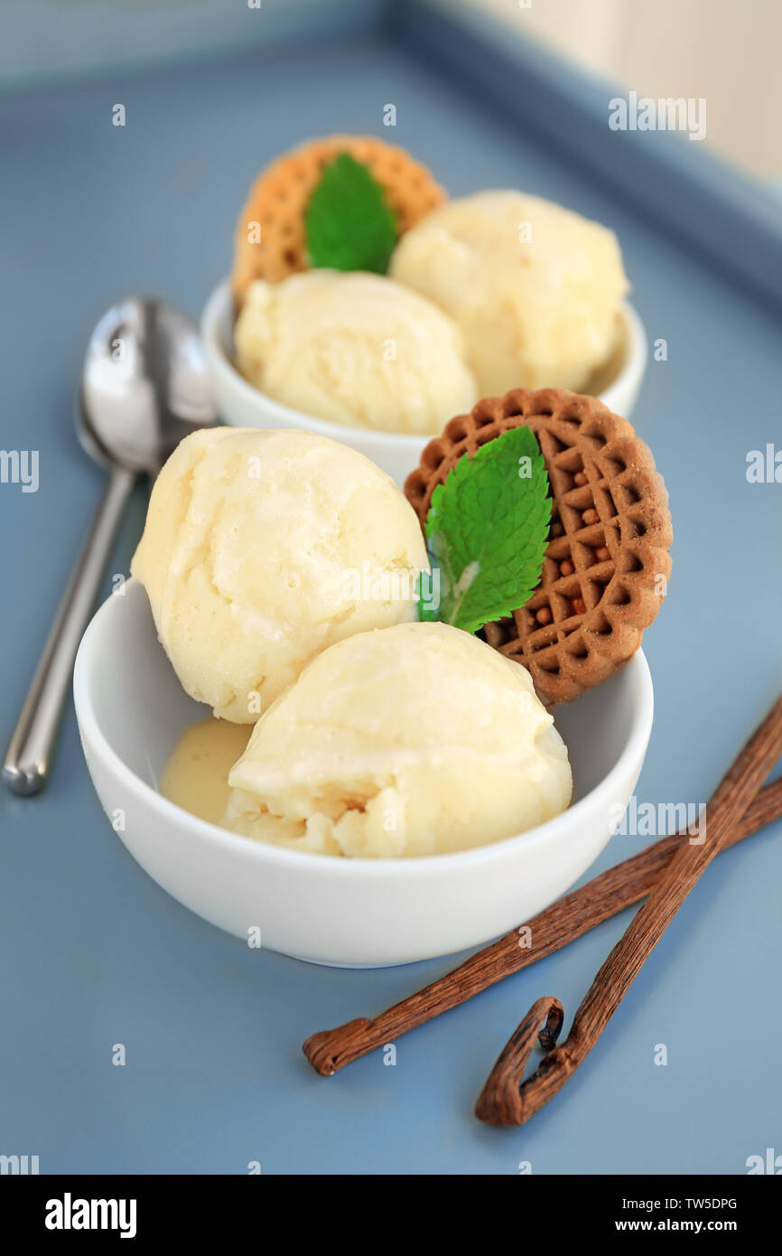 Bocce con deliziosi con gelato alla vaniglia sfere sulla tabella Foto Stock